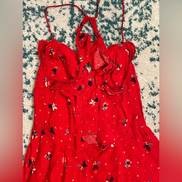 Kimchi blue red floral romper with ruffles and cutout back detail size 6 - Picture 9 of 11